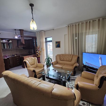 City Center Apartment Berat Esterno foto